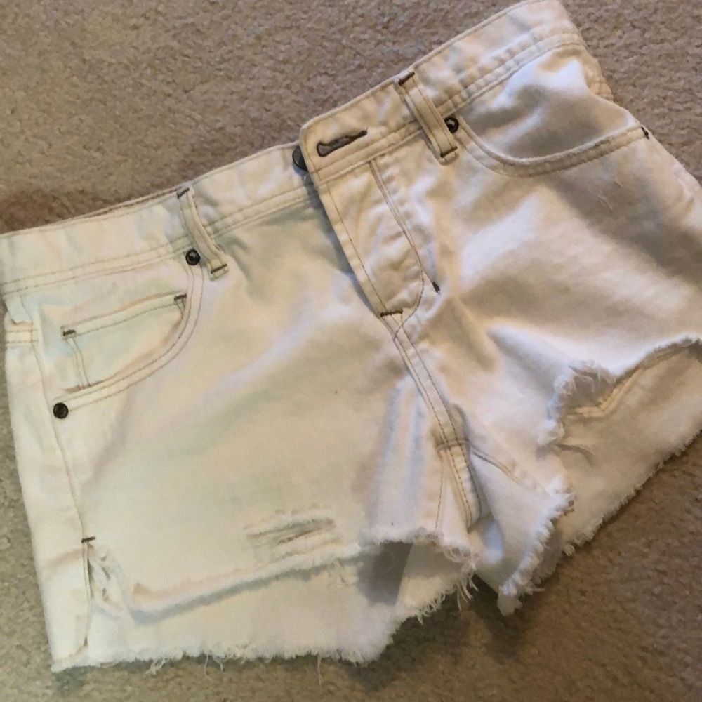 Free People white denim jean shorts EUC. Sz 26
